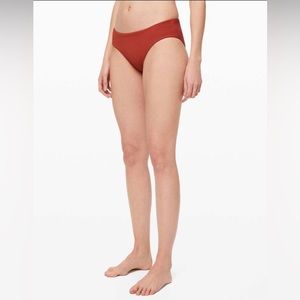 NWT Lululemon Clear Waters Medium Rise Bottom
